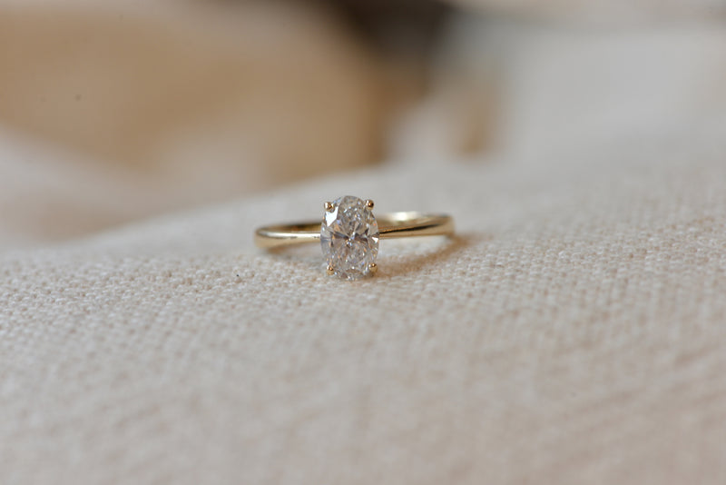 Bague en or 10k, sertie d'un topaz kite bleu, émeraudes marquises, et 4 diamants