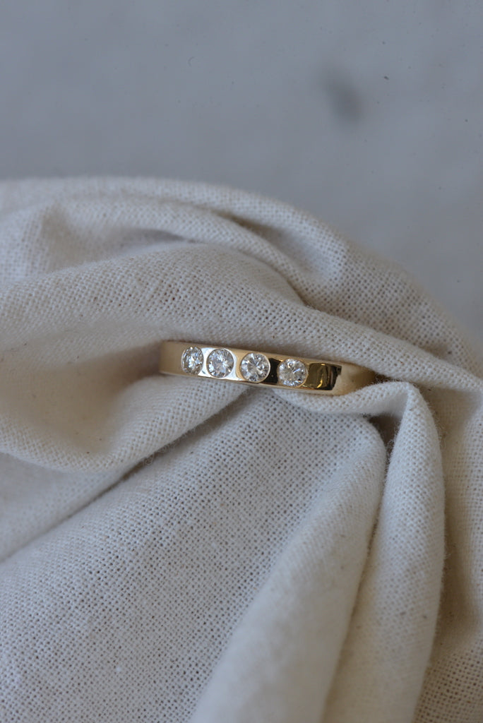 Bague en or jaune, serti d'une agate mousse baguette