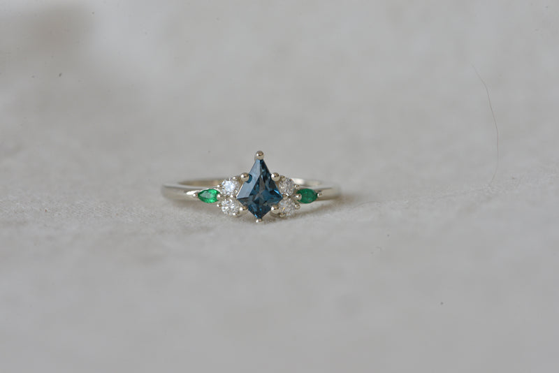 Bague en or 10k jaune avec gravure d'une fleur